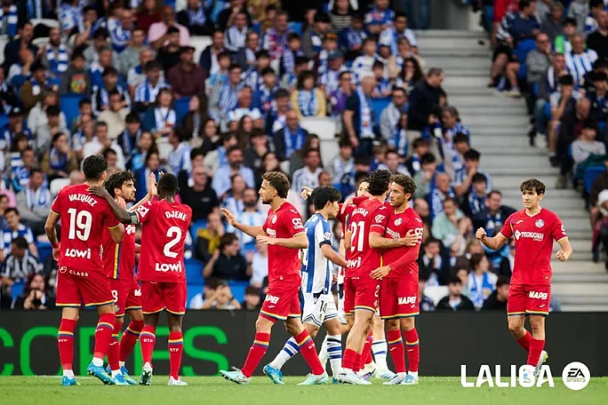 Los futbolistas del Getafe celebran el gol en propia puerta de Gorrotxategi.