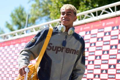 ポーやん様　希少 NIKE アルゼンチン ウィンドパーカー VISA ロゴ S La espectacular chaqueta de Lamine Yamal en la concentración con
