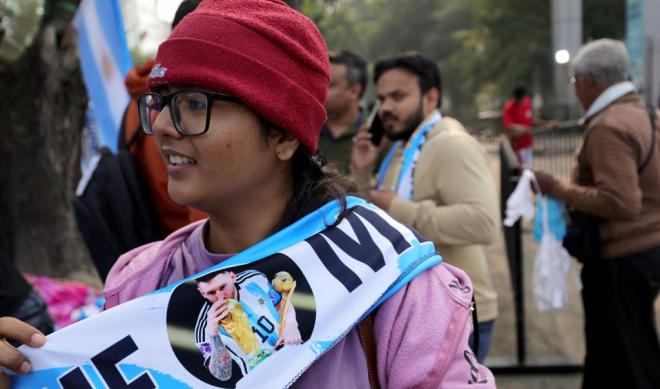 Aficionados causan destrozos en el estadio Salt Lake de Calcuta tras la fugaz aparición de Messi, que apenas estuvo cinco minutos ante un público que había pagado por verle.
