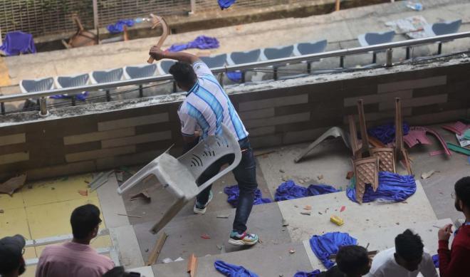 Lanzamiento de asientos en el estadio.