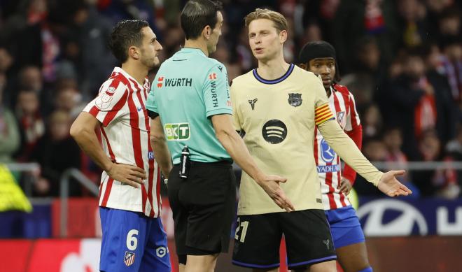 El Barcelona se indigna con el �rbitro del choque con el Atl�tico de Madrid y estudia quejarse oficialmente