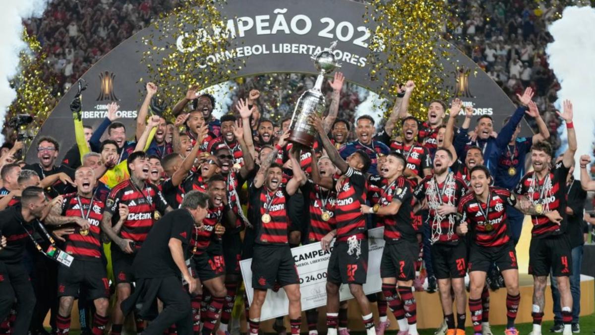 Danilo corona al Flamengo de Filipe Luis