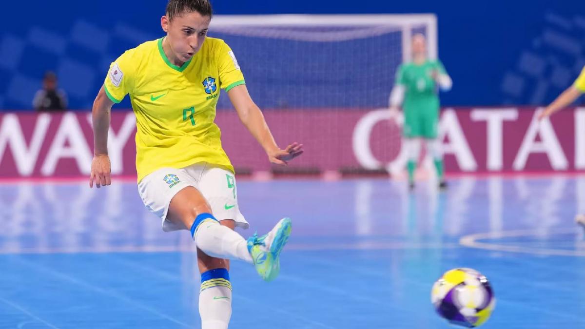 Emilly Marcondes  sirve  el España-Brasil de semis del Mundial