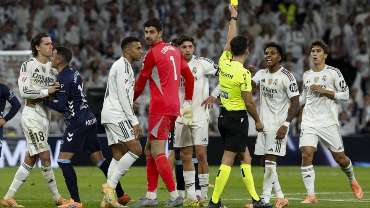 احتجاجات لاعبي ريال مدريد على التحكيم بعد خسارتهم أمام سيلتا فيغو