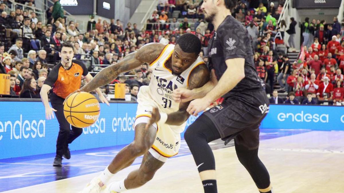 El UCAM Murcia sufre para mantener su racha intacta en Granada