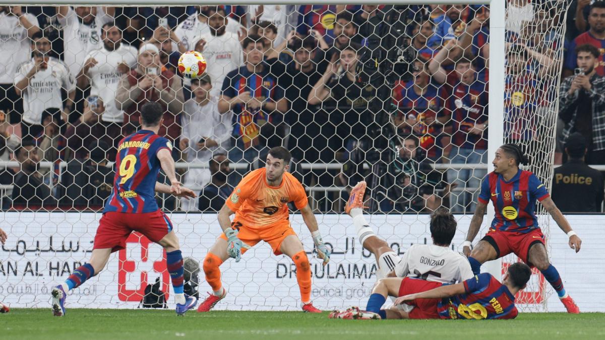 Alfonso Pérez Burrull sobre el gol de Gonzalo en el tiempo extra:  Tiene que dejar sacar ese córner... 