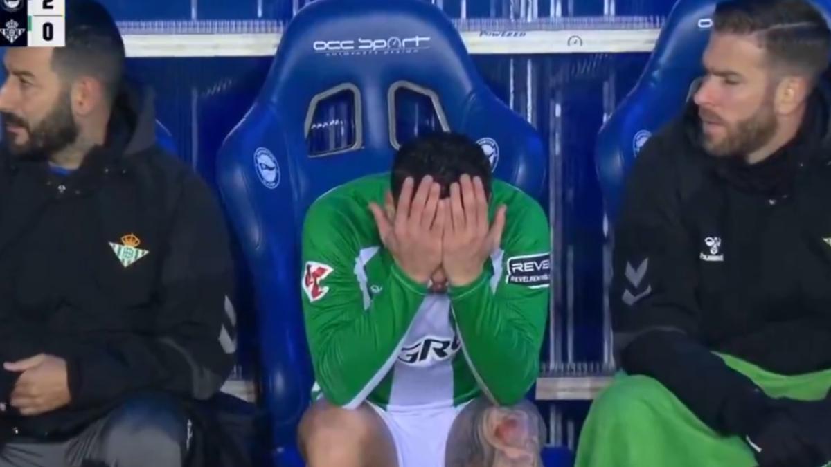 El tremendo mosqueo de Antony en el banquillo: patada al material deportivo, ganas de llorar...