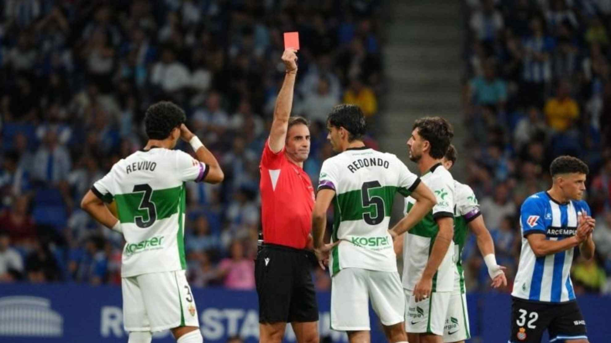 El error de Federico Redondo que dejó al Elche con uno menos en el 6'