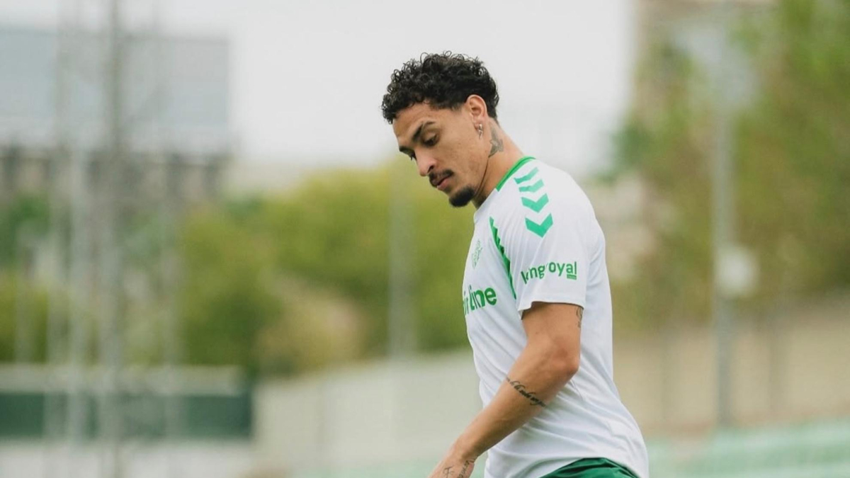 Antony trabaja con el grupo y apunta a estar disponible ante el Oporto