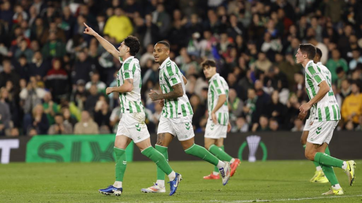 El Betis ya conoce su camino en Conference, con el Chelsea en el horizonte