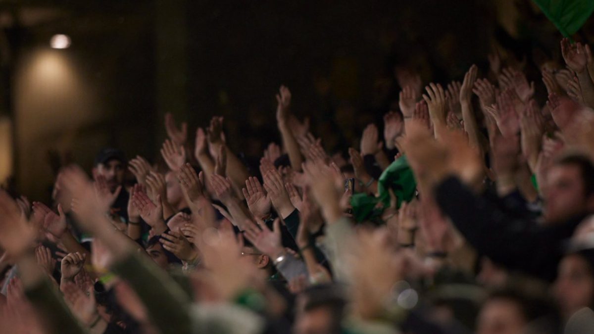 Muere un socio del Betis que tuvo que ser atendido en el partido ante ...