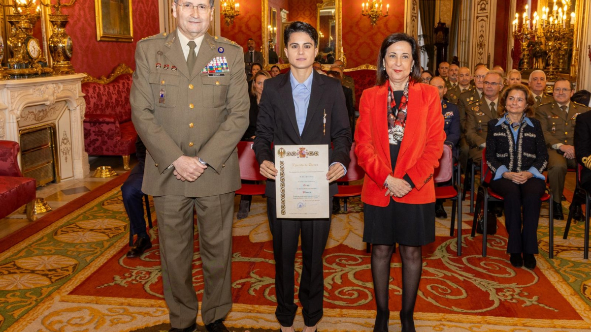 María Pérez recibe la Cruz del Mérito Militar