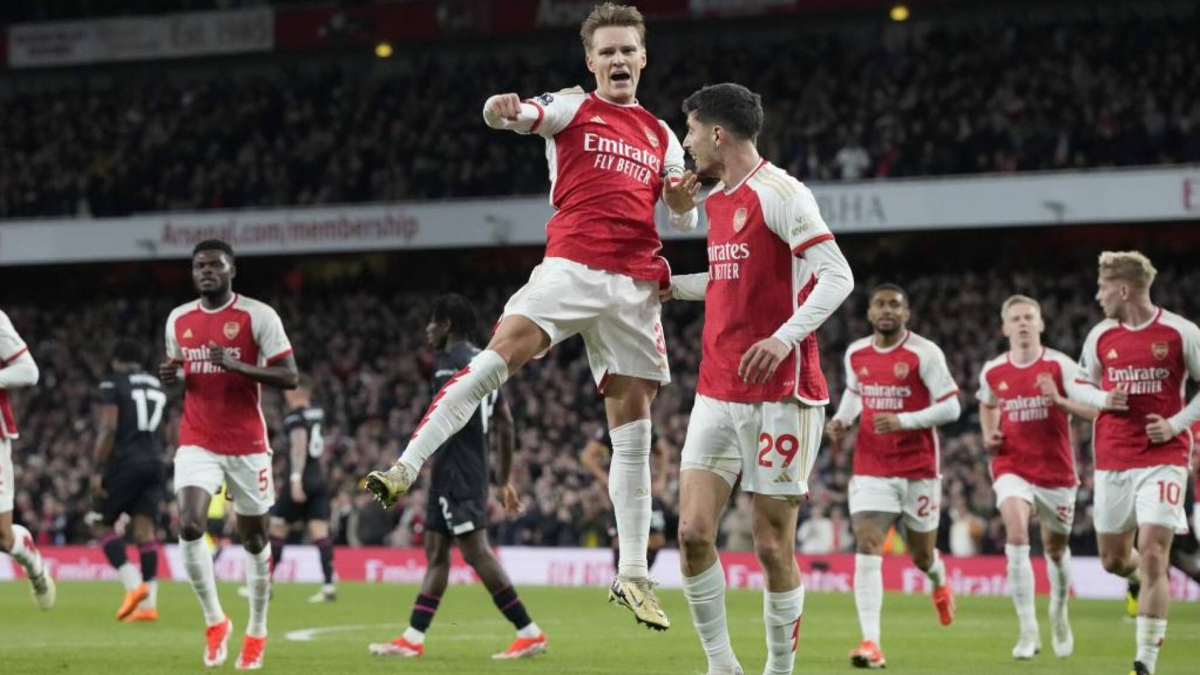 El Arsenal gana y duerme como líder de la Premier League