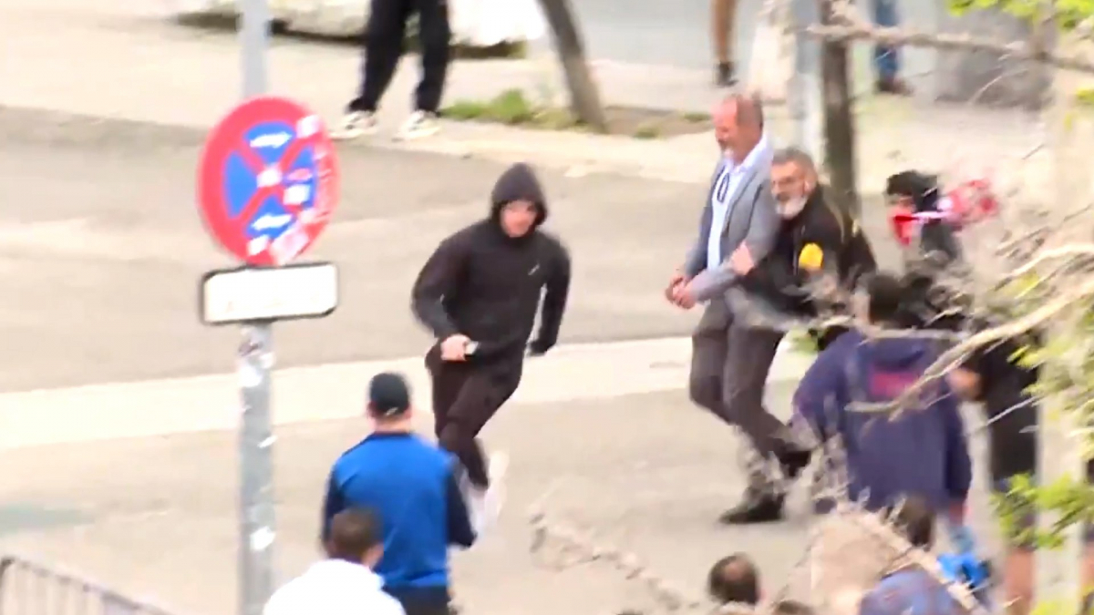 Aficionados del Sevilla intentan agredir a un asesor de José María Del Nido  Carrasco