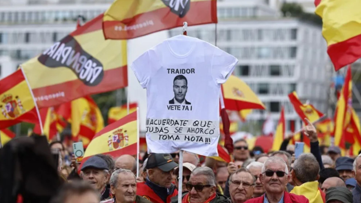 Masiva manifestación en Colón pidiendo la dimisión de Pedro Sánchez ...