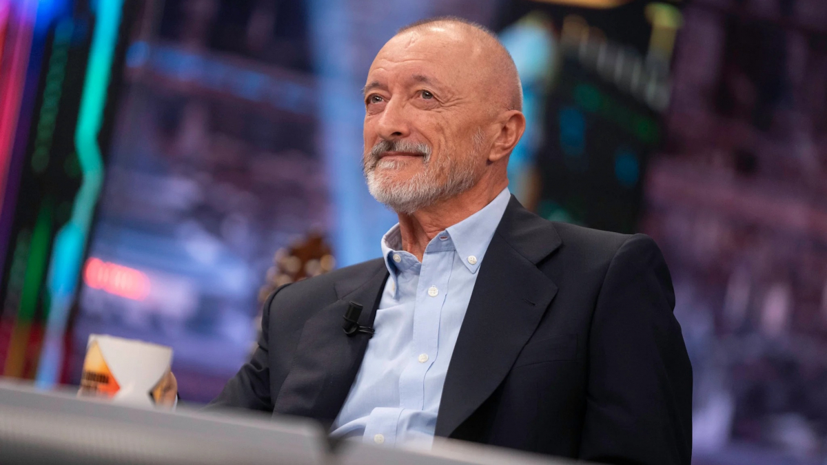 Arturo Pérez-Reverte tilda de “mediocre” a Luis García Montero y acusa al Gobierno de querer “colonizar la RAE”