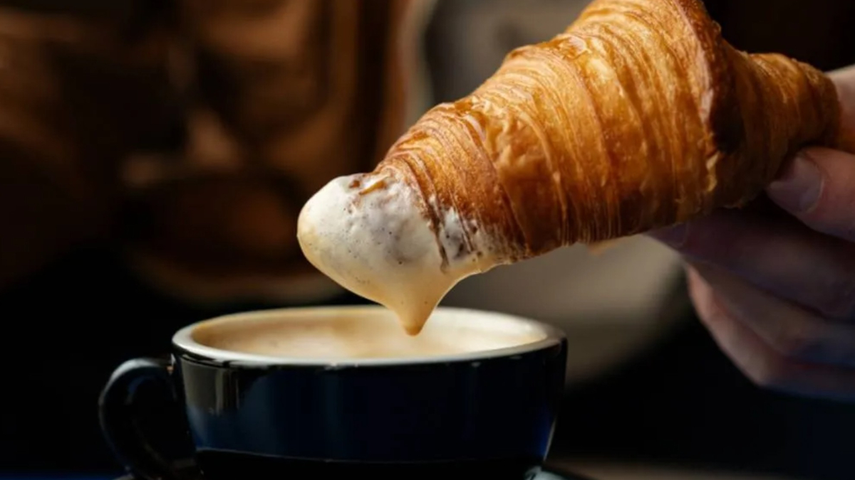 Persona che paga in contanti per piccoli acquisti quotidiani come caffè e gallette