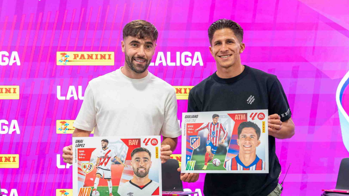 Un ragazzo apre un cromo durante un evento di Panini, con un album di cromos e un'immagine di un calciatore