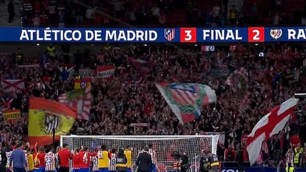 La afición del Atlético celebra la victoria ante el Rayo acordándose ...