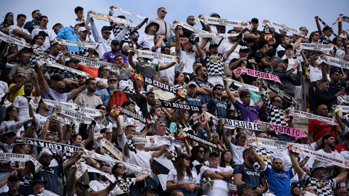 'Invasión' de los aficionados del Ceuta en su visita al Cádiz