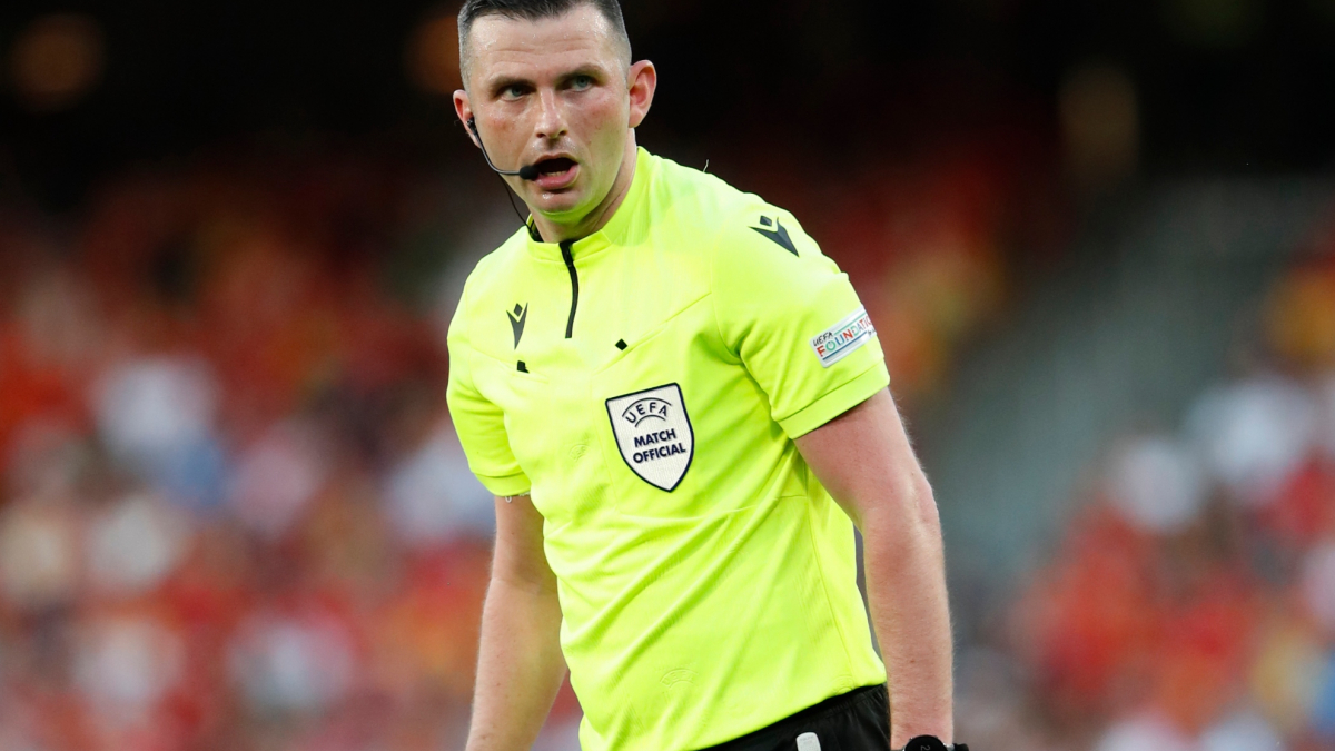 الحكم الإنجليزي مايكل أوليفر يدير مباراة أولمبياكوس وريال مدريد في دوري أبطال أوروبا