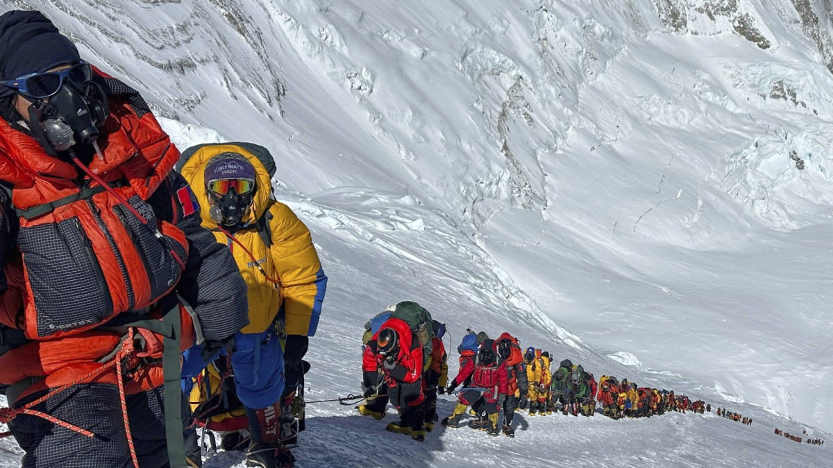 Vuelven las colas al Everest y se bate el récord histórico de cumbres en un día
