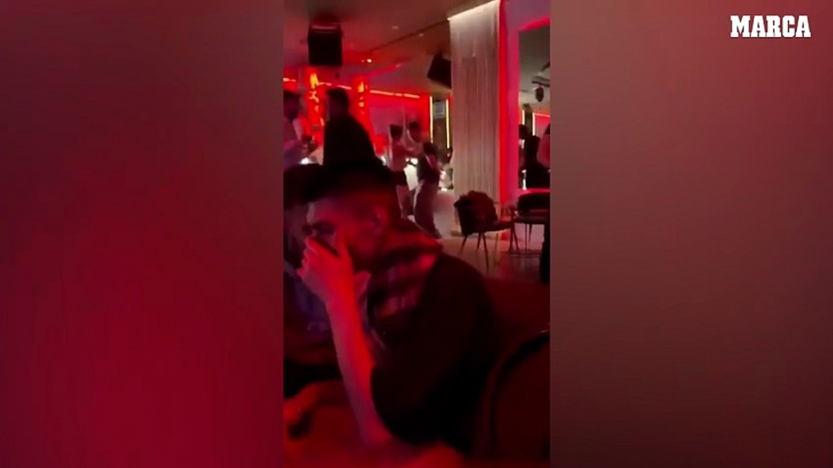 Pillan a Gabriel Rufián y Ester Expósito bailando en una discoteca de Madrid