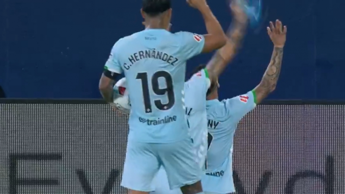  Ruibal evitó que una botella de plástico lanzada desde la grada impactara en Antony 