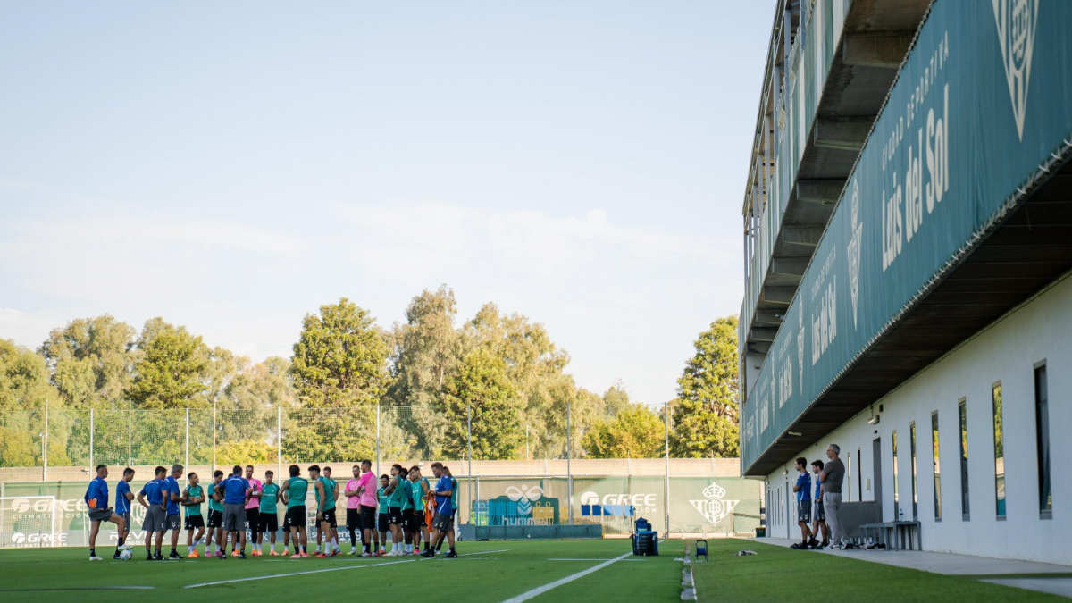  Amrabat, por gestión de cargas, no arranca la semana con el grupo 