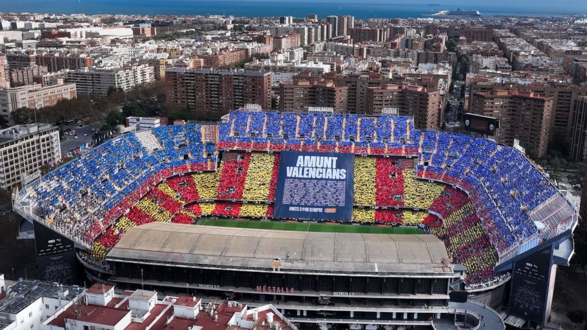  Homenaje a las víctimas de la DANA en la previa del derbi entre el Valencia y el Villarreal 