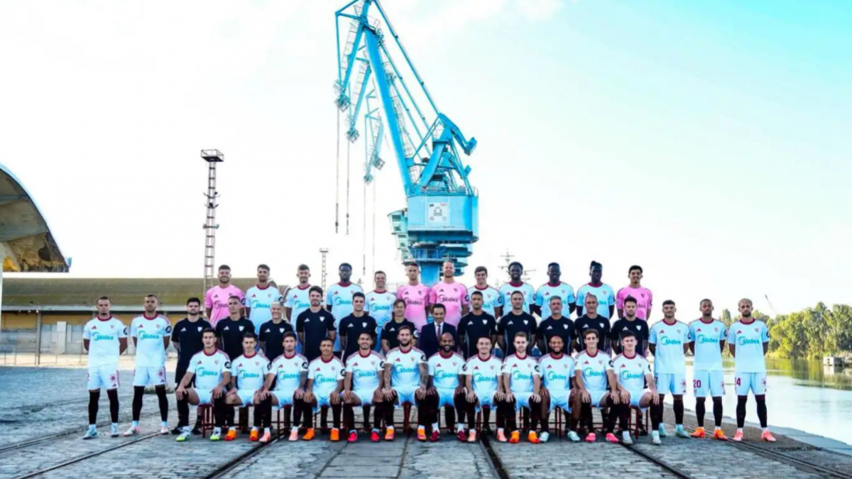  El Sevilla homenajea al puerto de la ciudad en su foto oficial 25/26 