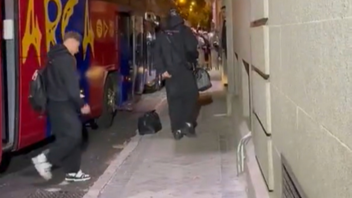  Discreta llegada del Barcelona a Madrid para jugar El Clásico 