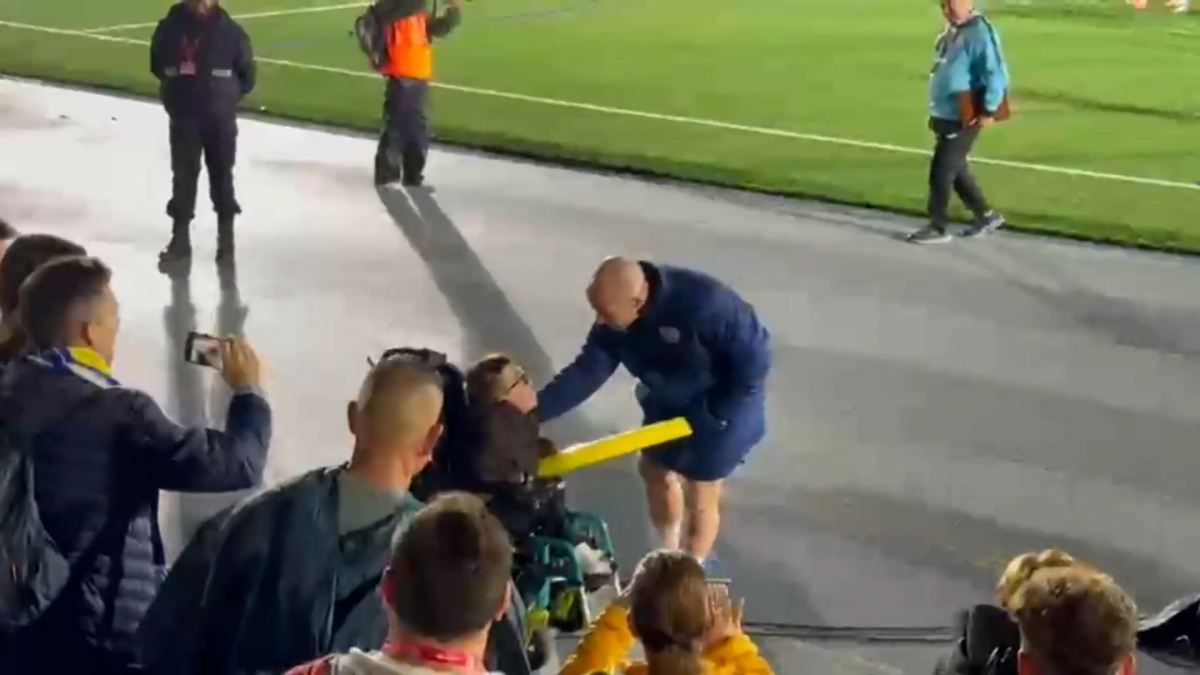  Isi le da sus botas a un aficionado en silla de ruedas 