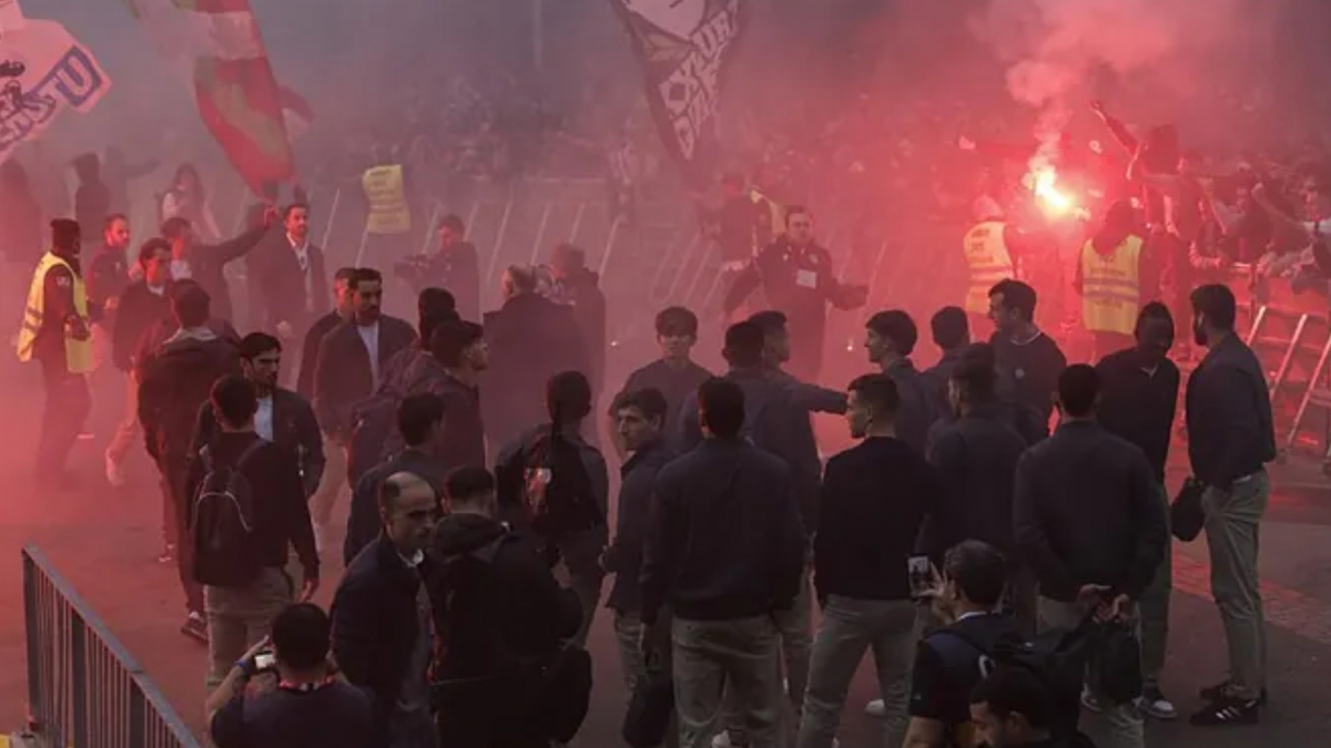  Los futbolistas de la Real se bajan del autocar y agradecen con aplausos a su afición el impresionante recibimiento 