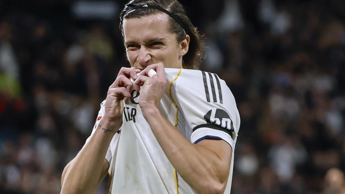 ألفارو كاريراس يعبر عن سعادته باللعب لريال مدريد ويشيد بزميله فينيسيوس