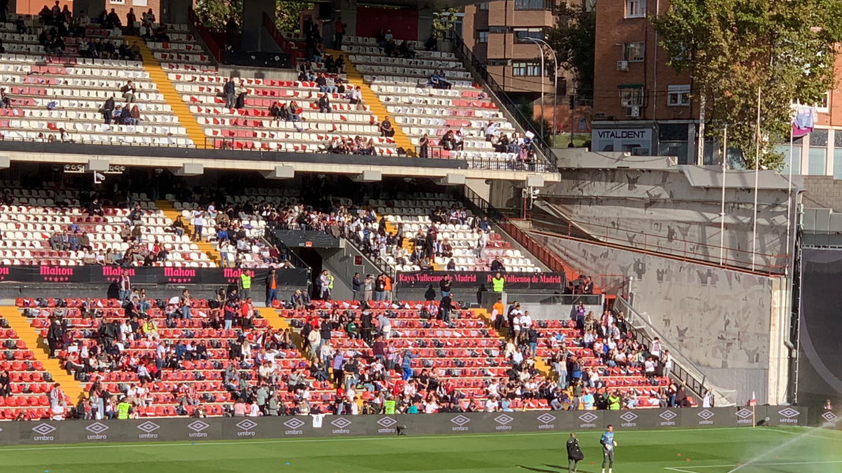 غياب جماهير ريال مدريد في مباراة فاليكاس ضد رايو فاليكانو بسبب عدم توفر منطقة مخصصة للزوار
