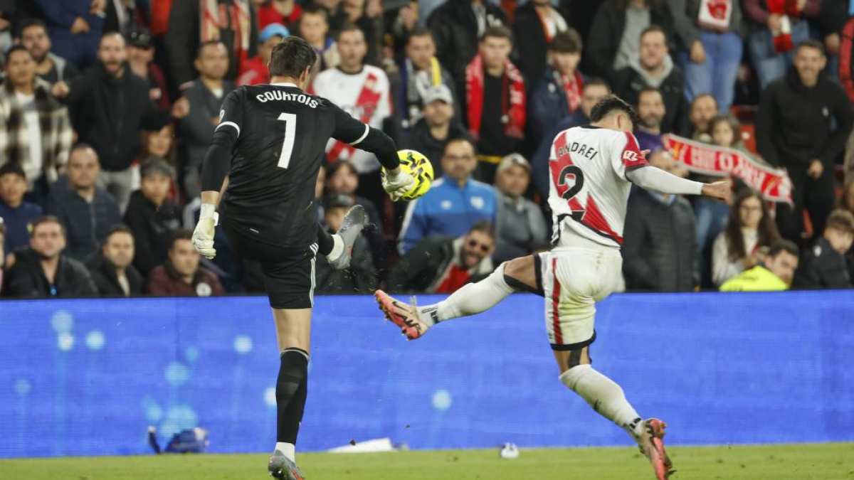 تيبو كورتوا يغيب عن الملاعب لمدة 10 إلى 12 يوماً بسبب إصابة عضلية