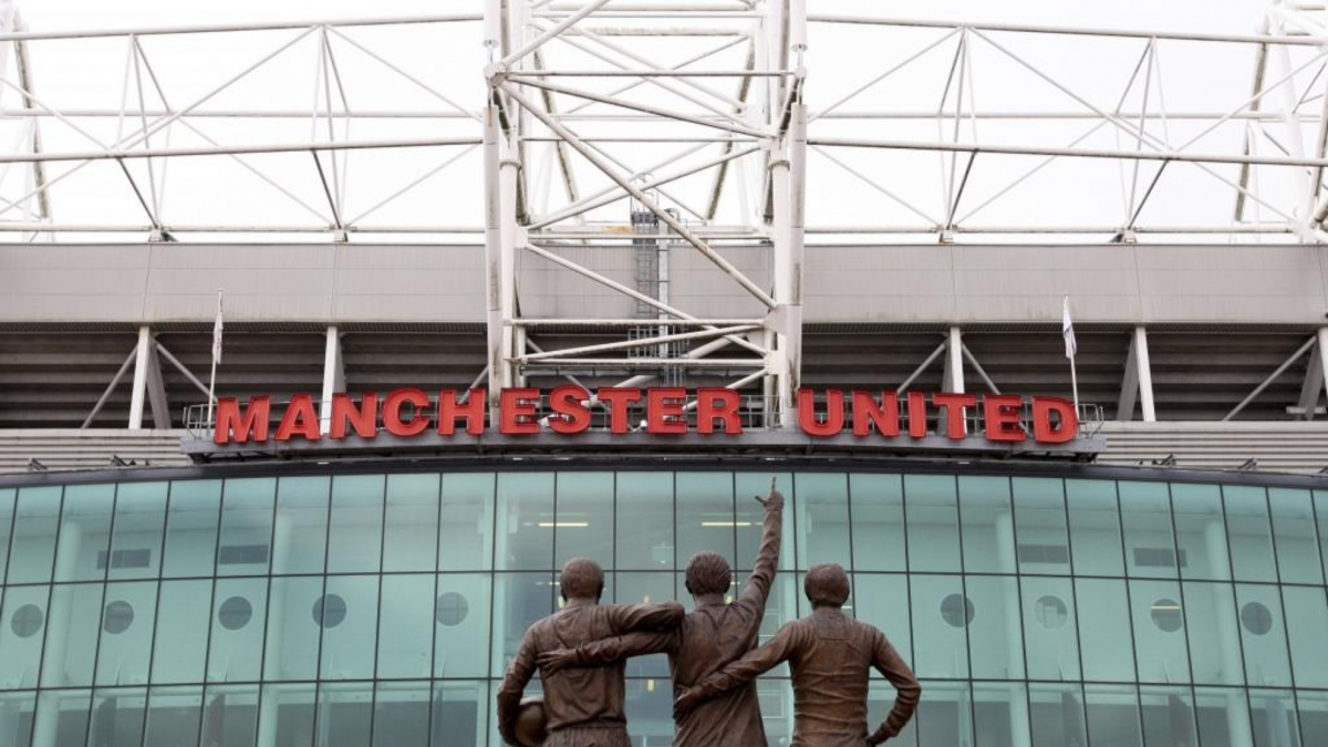 El United abre Old Trafford y sus aficionados duermen en las gradas por una buena causa