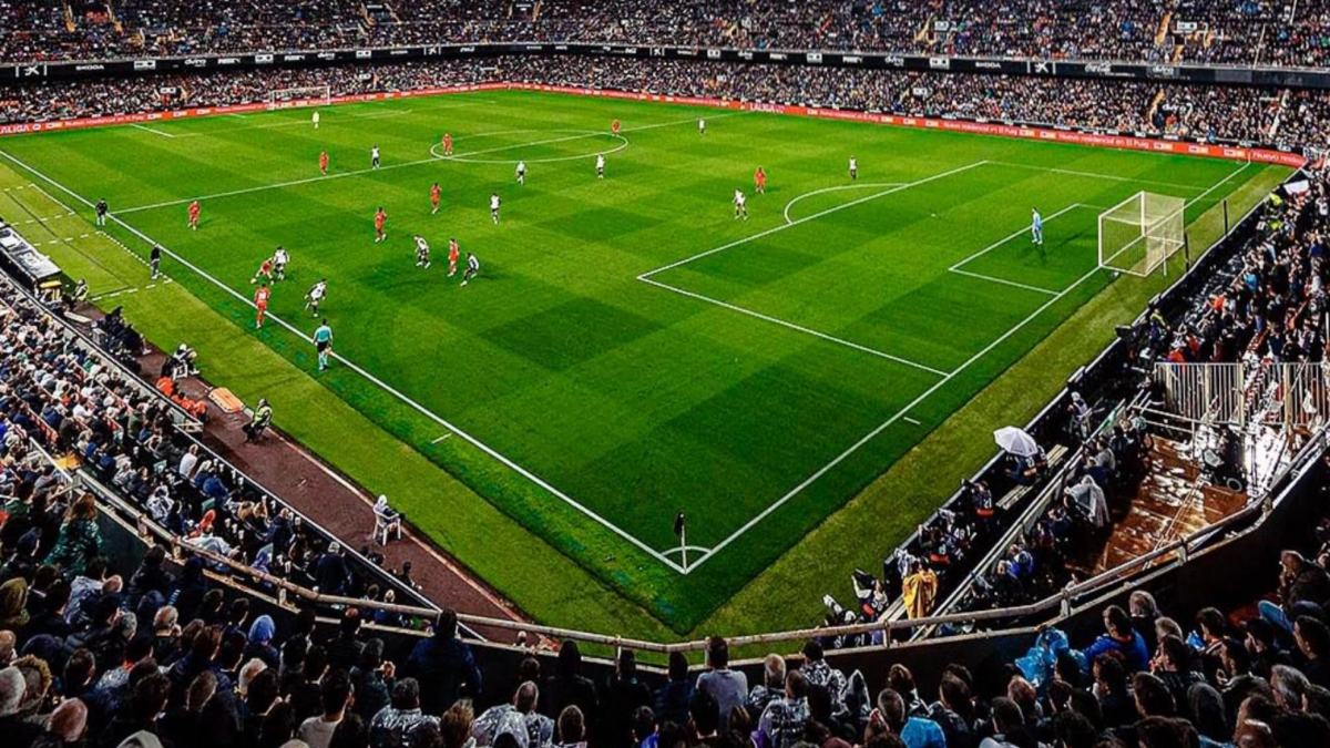 MARCA 🔵 El Valencia abrirá expediente de expulsión de Mestalla al ‘racista del sector 5’