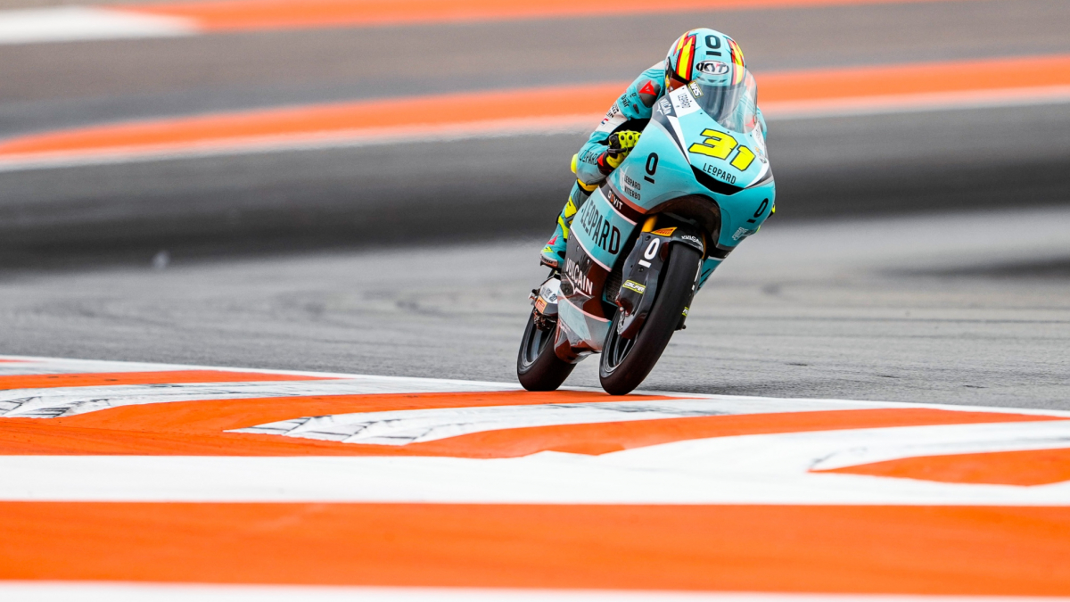 Adrián Fernández, pole en Moto3 en el duelo entre compañeros