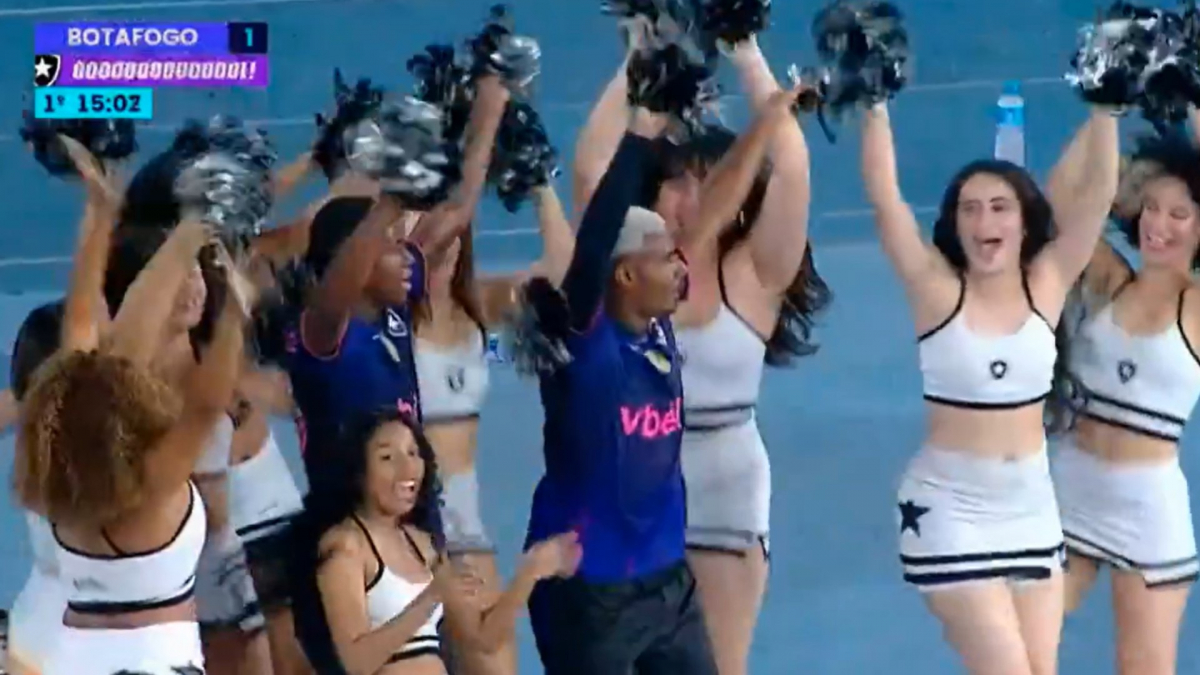 Coreografía con las cheerleaders para celebrar su gol en Brasil