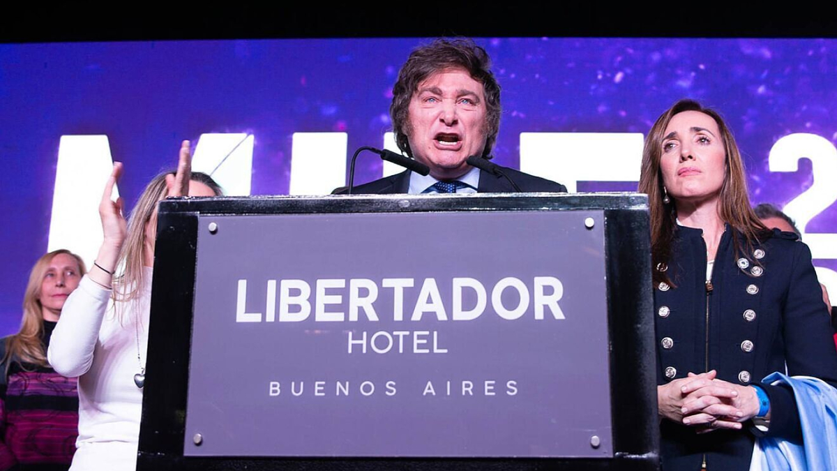 Quién es Javier Milei, el ganador de las elecciones primarias en Argentina