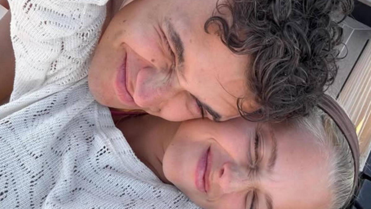 Novia de Lando Norris celebra su título de Fórmula 1