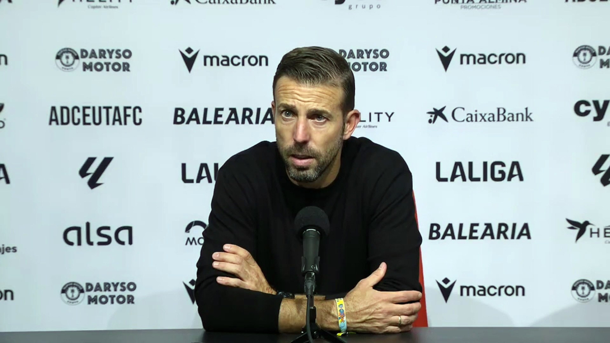 Luis García explota:  Desde las seis de la mañana tirados en un muelle, salían las sillas por el aire en el barco... 