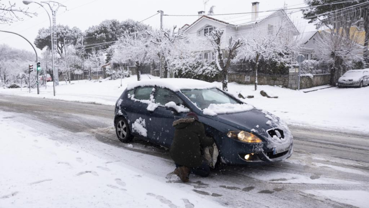 El temporal de nieve en España: vehículos y autobuses ya quedan atrapados en la A-6 en Madrid
