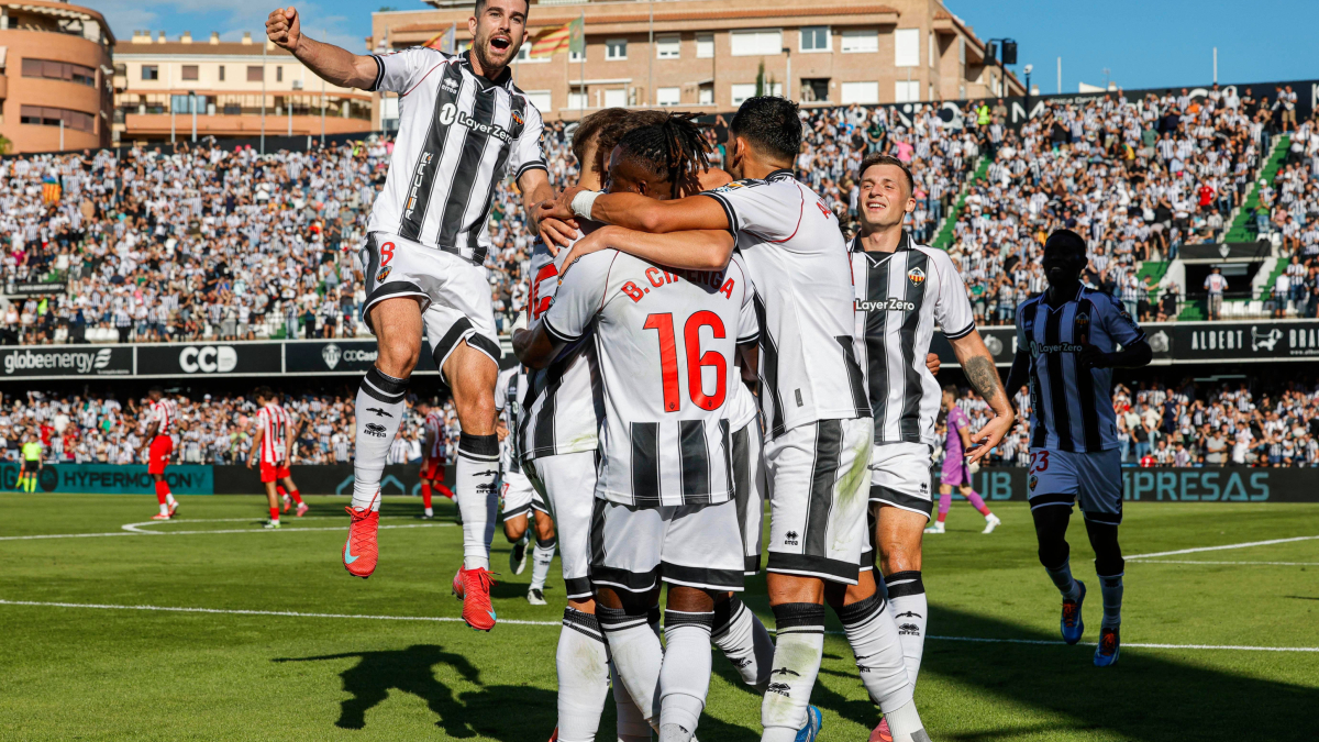 El césped de Castalia, un lastre para el Castellón en su estreno en casa