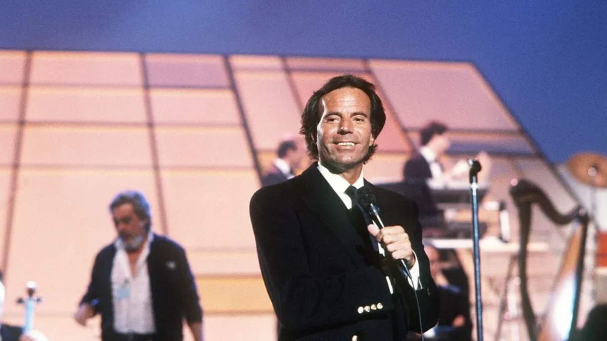 Una biografía olvidada de los años 80 sobre Julio Iglesias resurge en televisión tras las nuevas polémicas: una obra “incomprendida” y que “está más allá del ego”