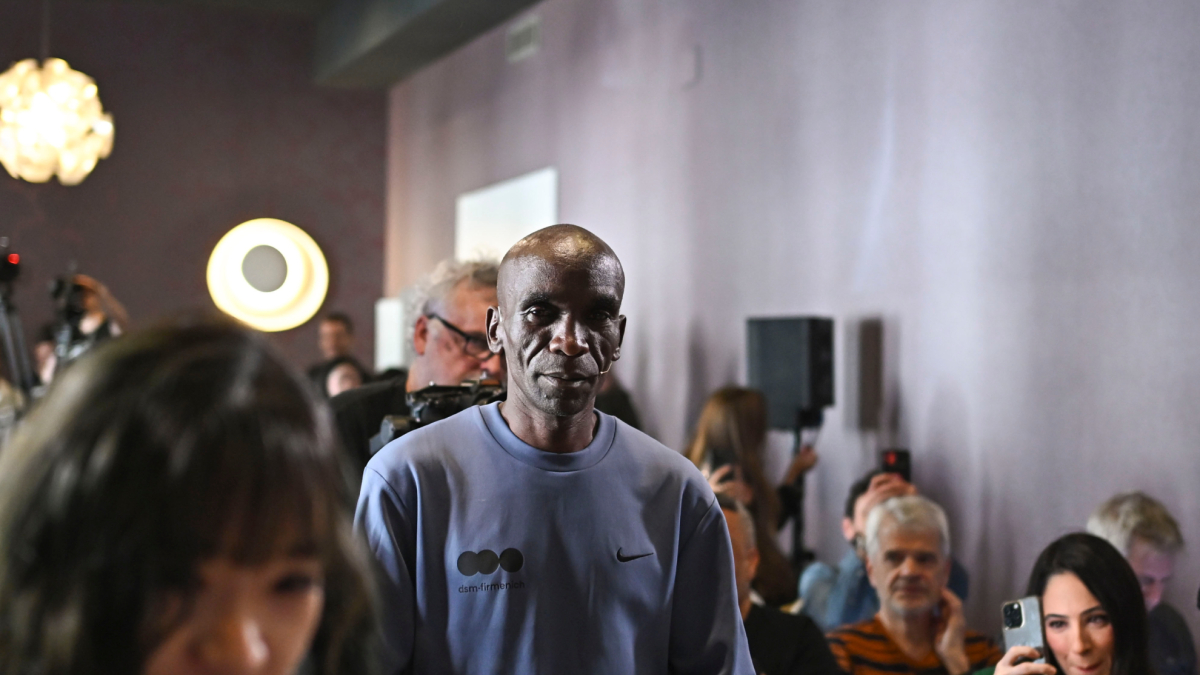 Kipchoge presenta un reloj en Madrid y... confiesa que admira a Mbappé y va con el Madrid en la Champions