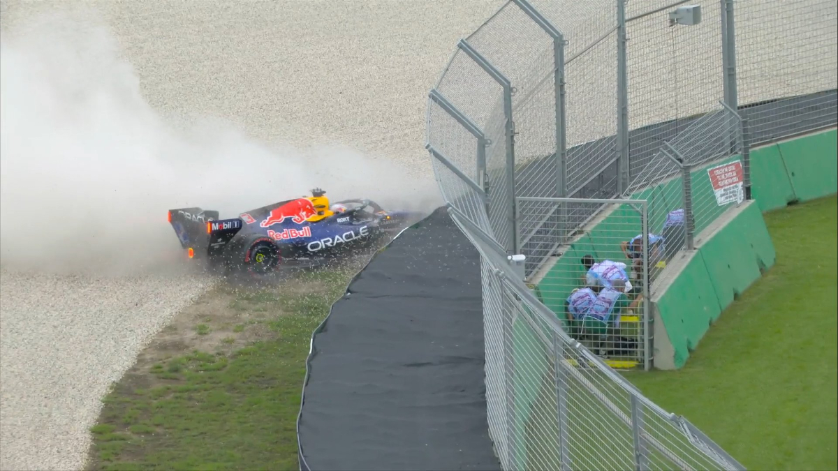 Verstappen, contra la pared y al fondo de la parrilla, Sainz no pudo ni salir