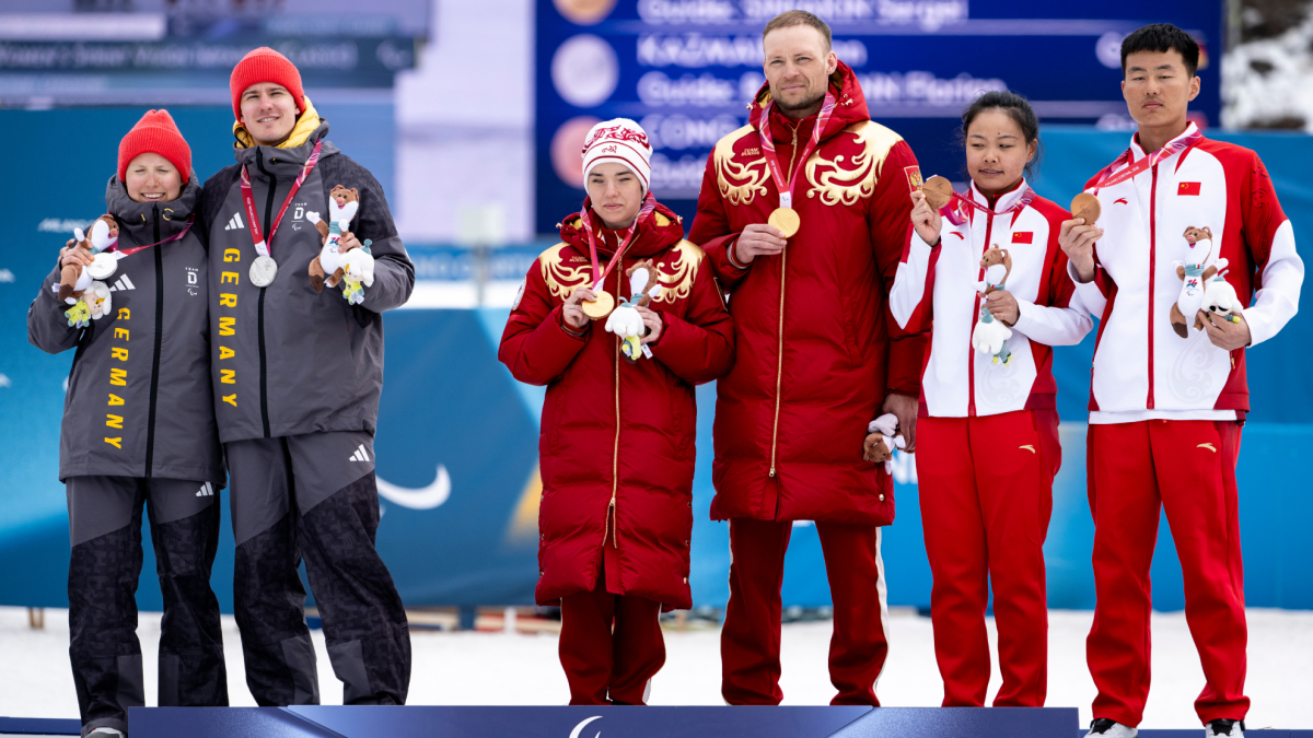 Esquiadores alemanes protestan en silencio contra el himno ruso en el podio